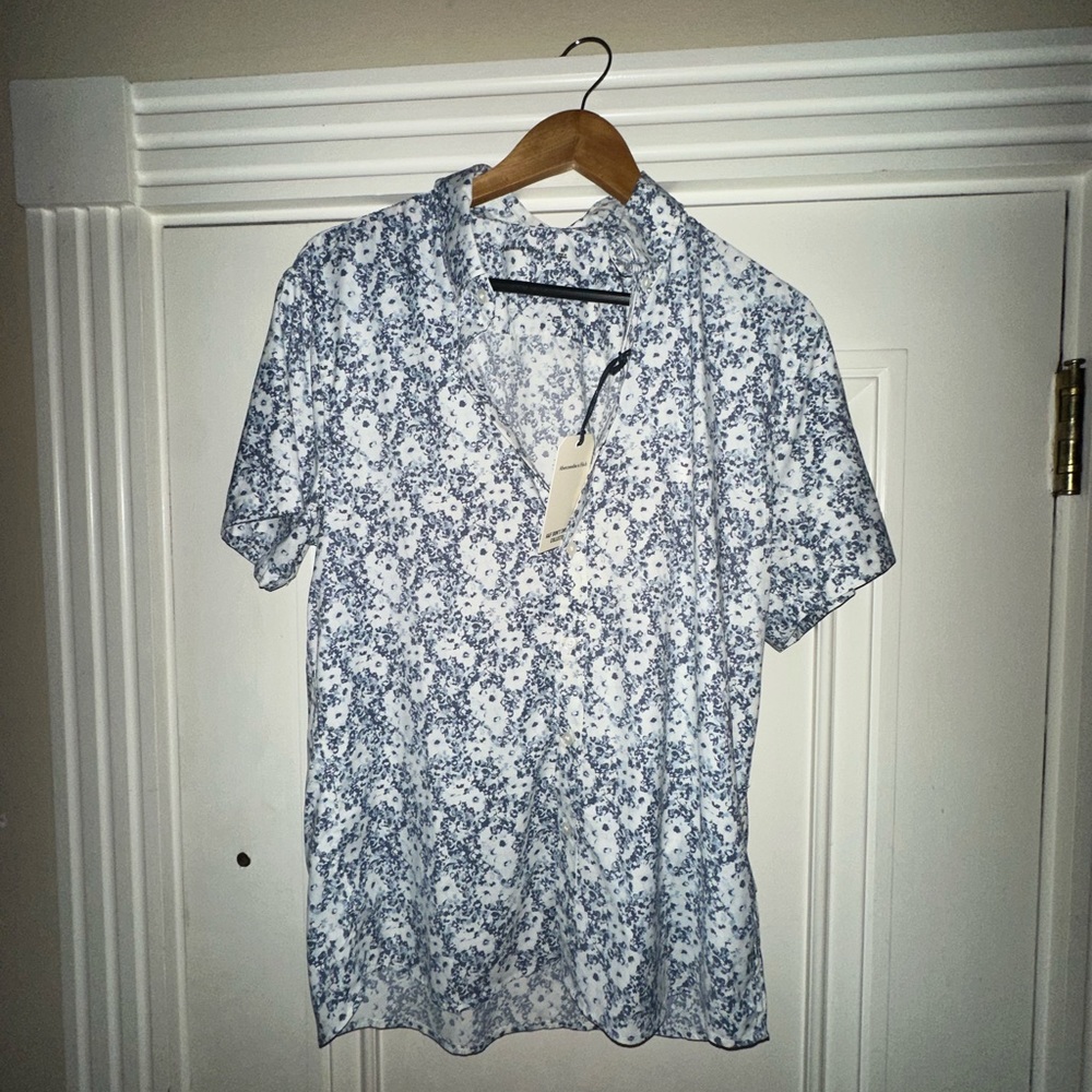 Men’s Abercrombie button up NWT Size Medium